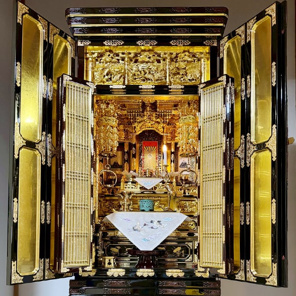 黒漆と金箔を基調とした、伝統様式の金仏壇