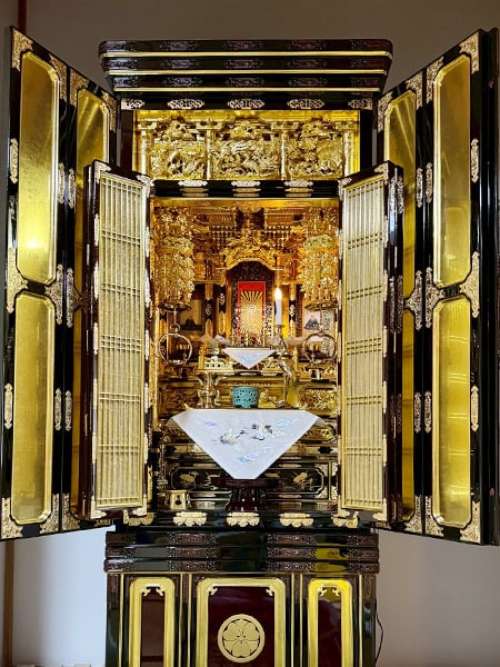 黒漆と金箔を基調とした伝統様式の金仏壇