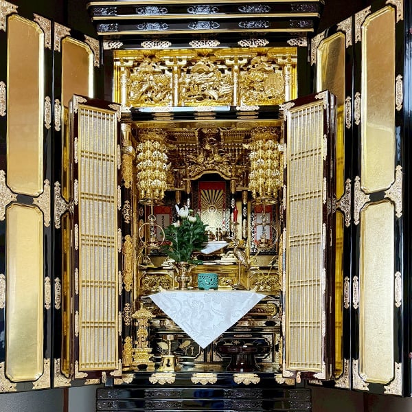 黒漆に金箔を重ね、伝統的な意匠を丁寧に仕立てた金仏壇