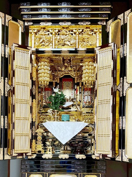 伝統の美と技を受け継ぐ、格式ある金仏壇