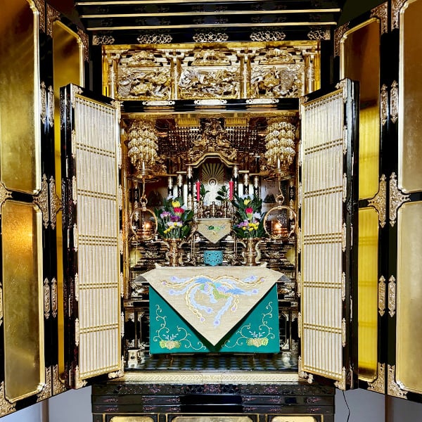 伝統美を極めた金仏壇