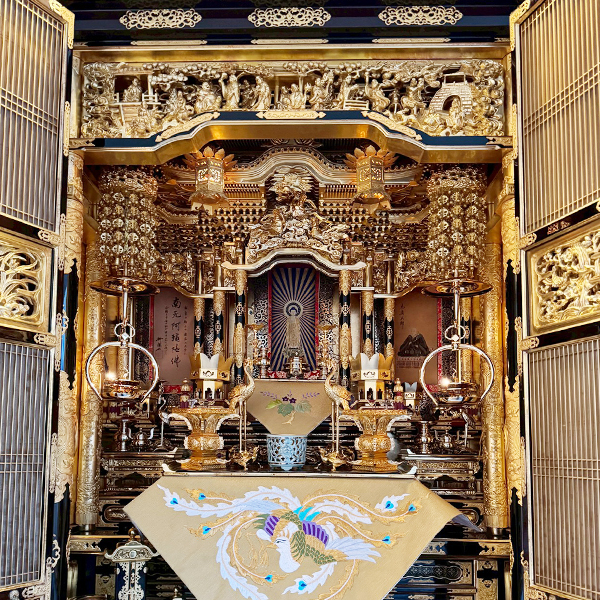 黒漆と金箔が美しい伝統様式の金仏壇